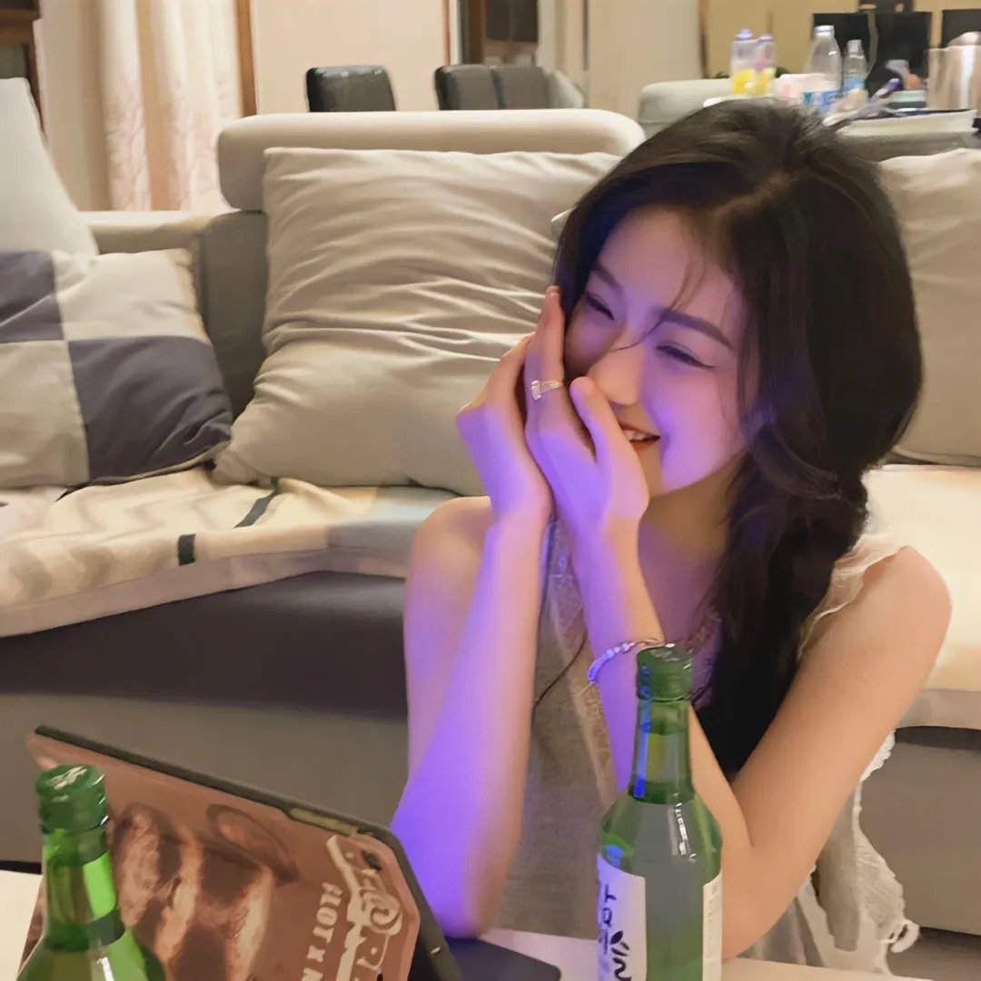 港台老牌艺人被曝机场牵手女助理，连日来颁奖典礼后台画面流出